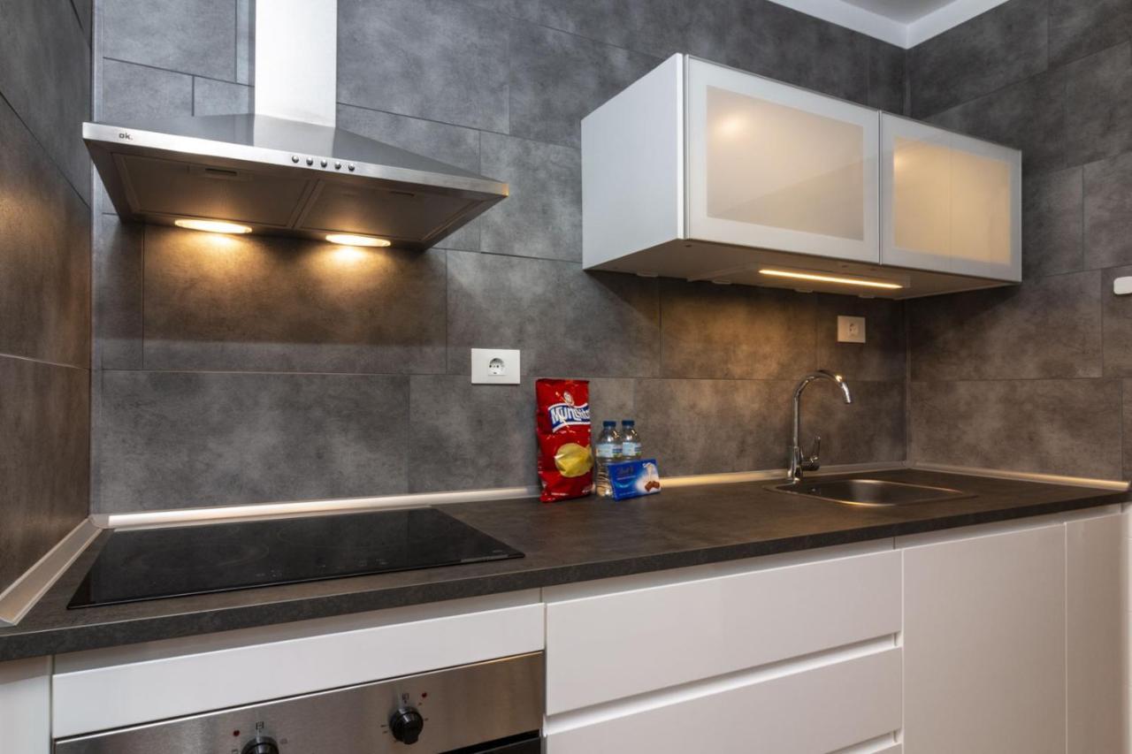Homeforguest New Modern Apartment With Pool อาโรนา ภายนอก รูปภาพ