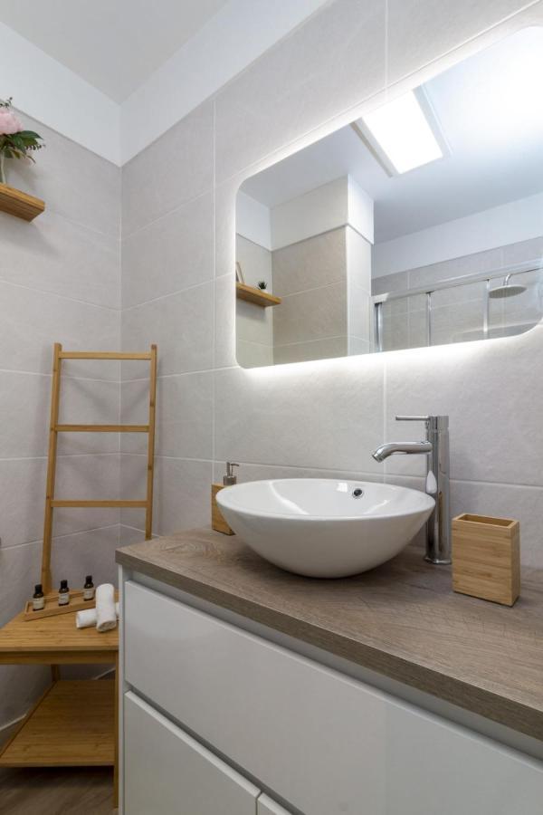 Homeforguest New Modern Apartment With Pool อาโรนา ภายนอก รูปภาพ